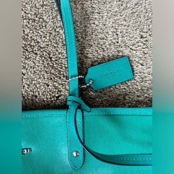 Coach tote greenish blue with reversible purple floral pattern & wristlet insert - Picture 12 of 16